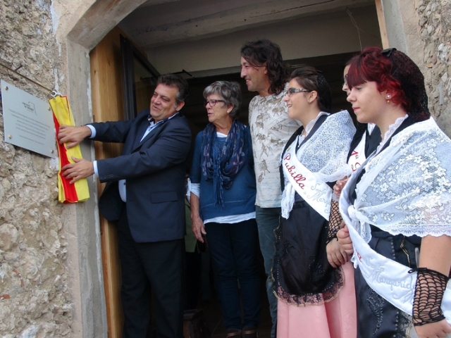 Descobriment de la placa en la inauguració del nou restaurant