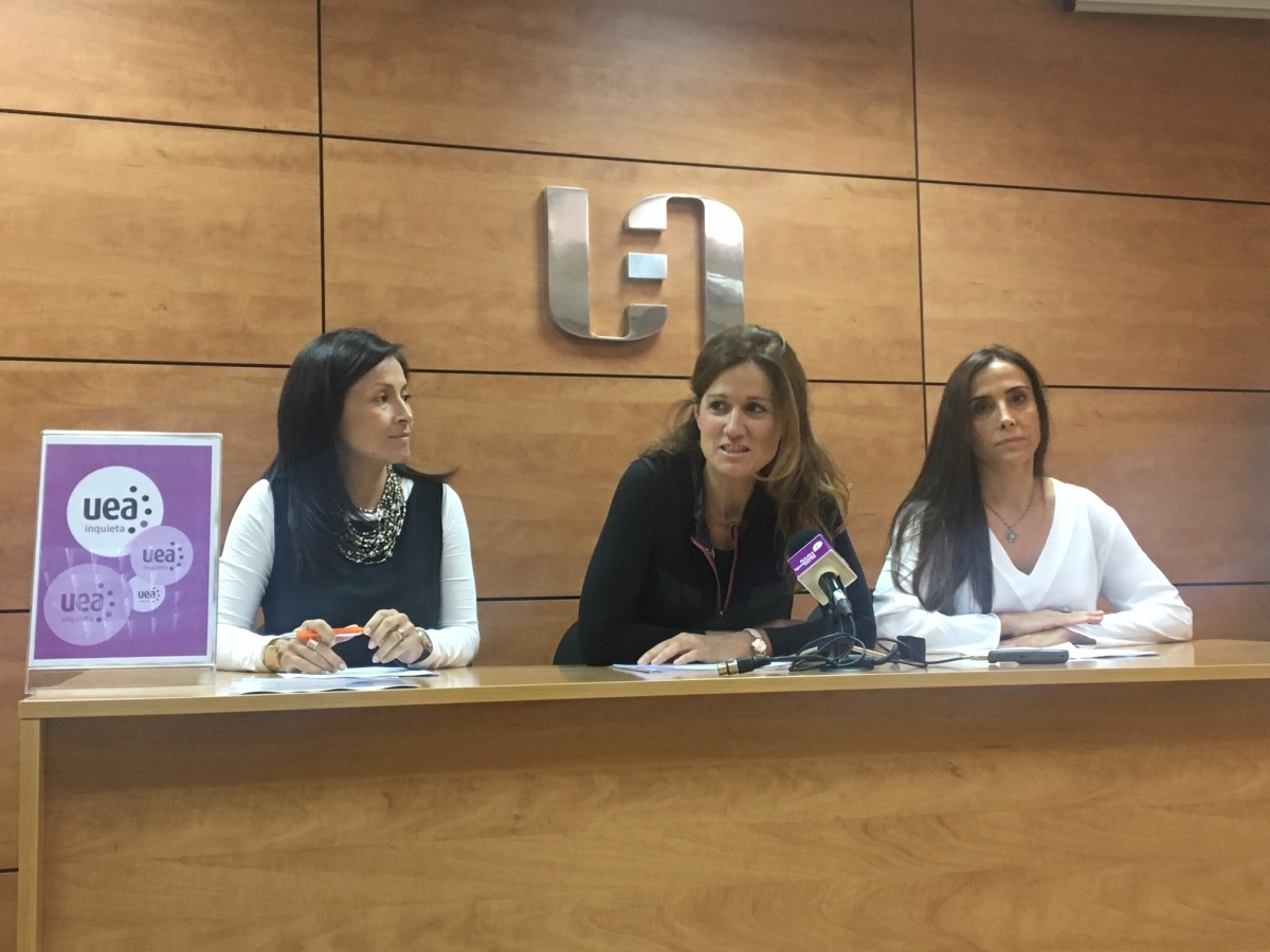 Paula Arias, Elisabet Seuba i Ivet Pons, de la comissió UEA Inquieta, a la presentació de l'acte