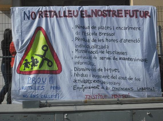 Pancarta a l'Institut de Montbui