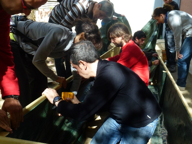 Els pares i mares dels alumnes van col·laborar a fer l'hort aquest dissabte