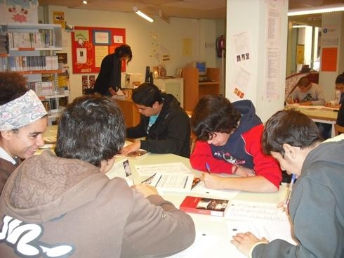 Els alumnes d'ESO de Montbui van poder treballar a la biblioteca del municipi