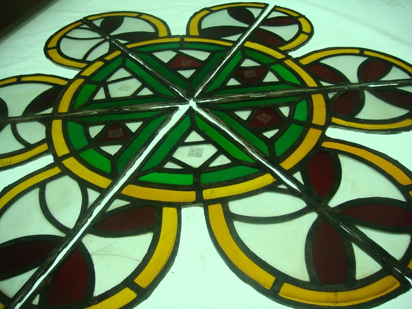 Un dels vitralls per restaurar de la catedral de Barcelona