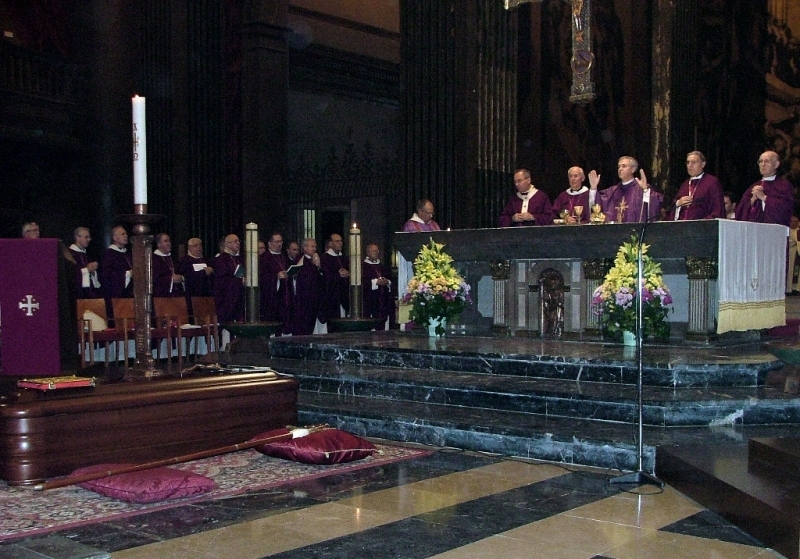 El Bisbe de Vic, Romà Casanova, oficiant el funeral