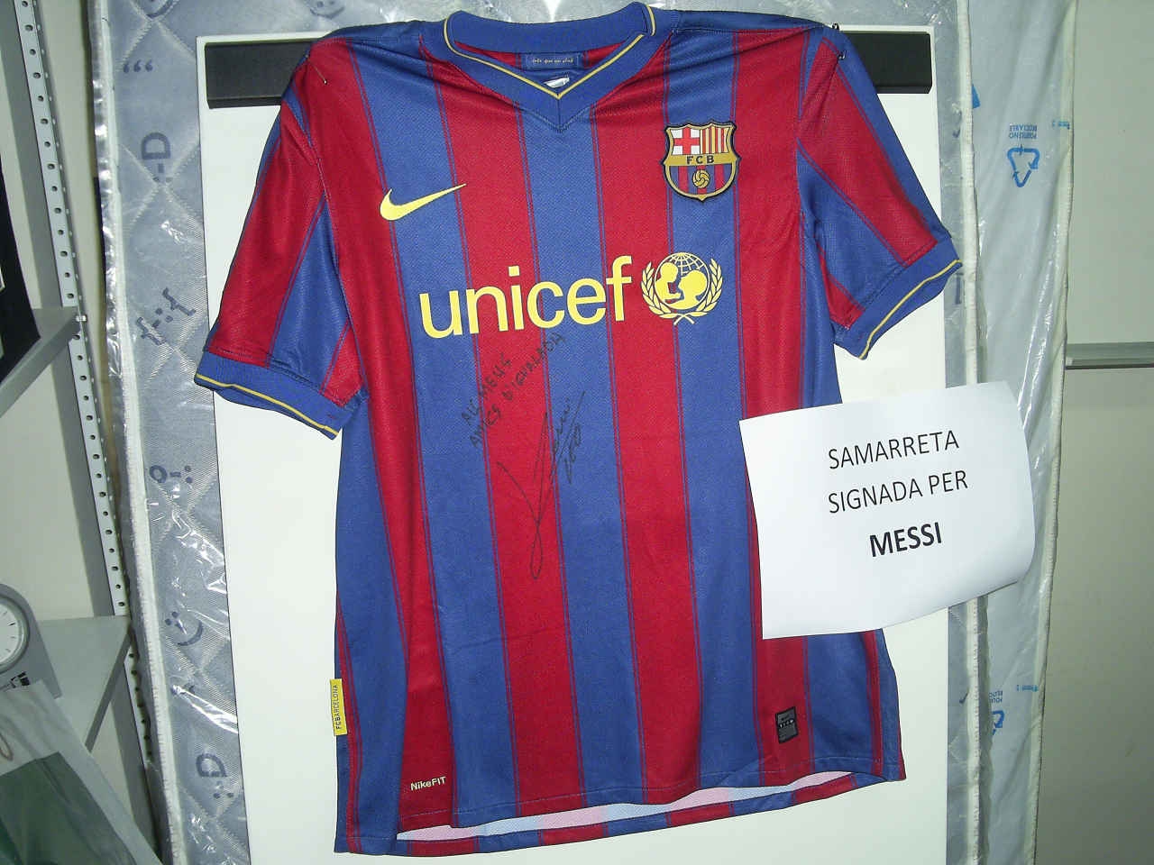 Un dels regals de la tómbola, una samarreta del Barça signada per Leo Messi