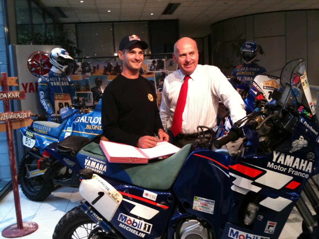 Jordi Viladoms, amb el director de Yamaha France