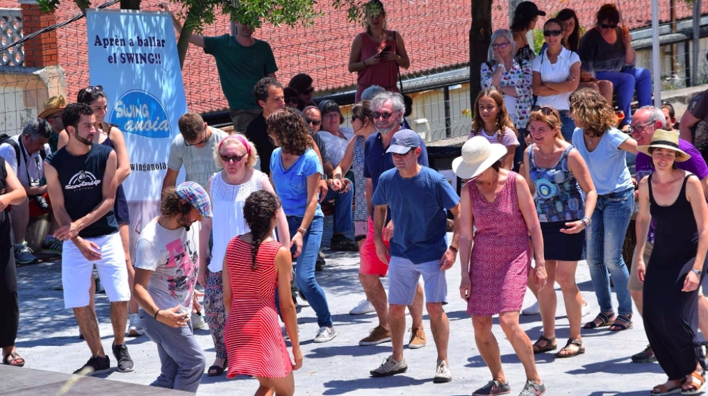 Els visitants han pogut gaudir d'una classe de swing ballat.