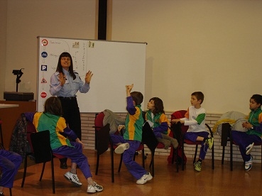Els alumnes de 3r de l'Ateneu, a l'edifici del 092