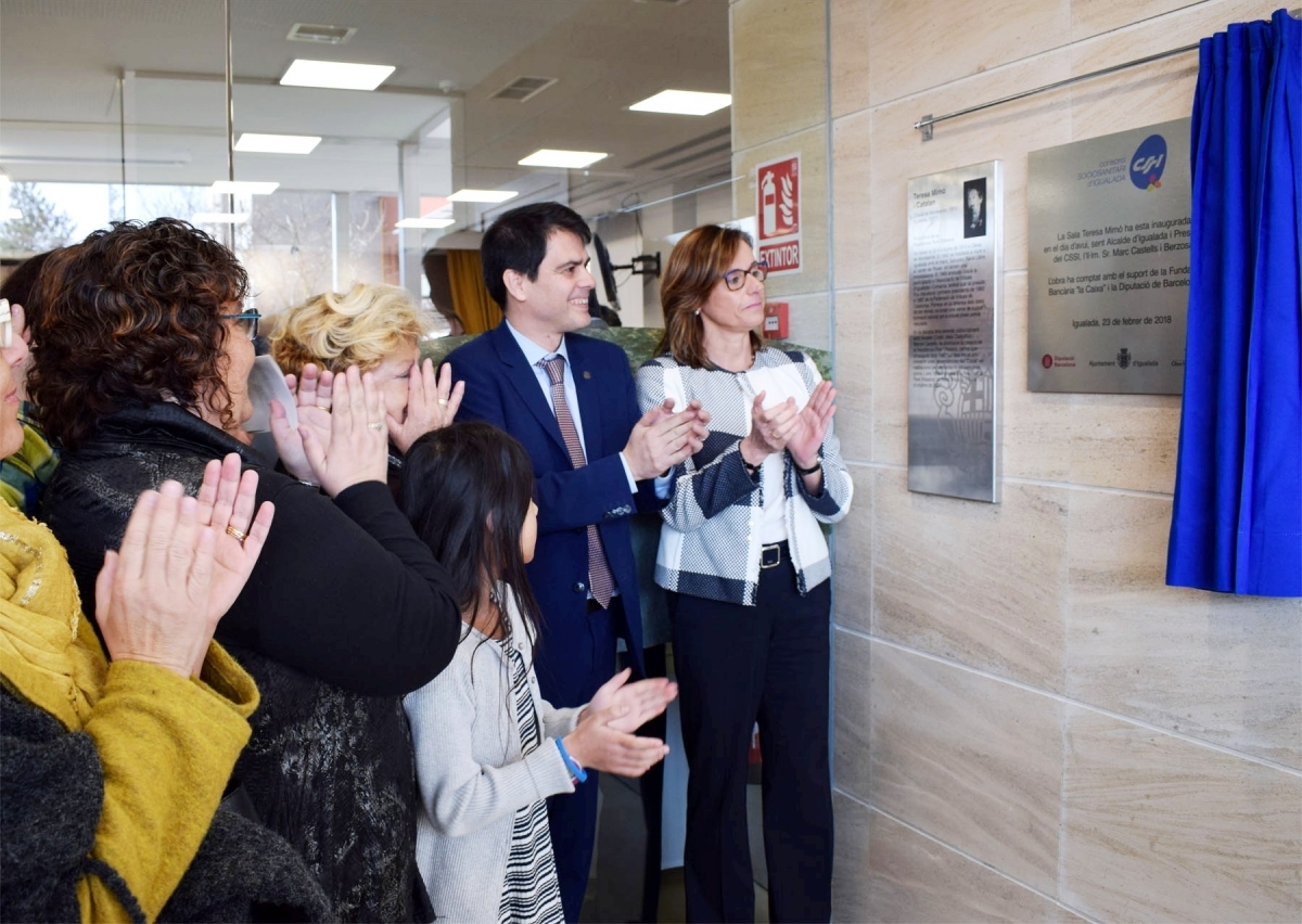 El moment de descobrir la placa a la Residència