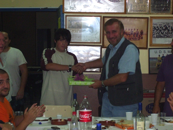 Pol Castaño, l'àrbitre més jove, entrega una placa d'homenatge a Antonio Gallardo