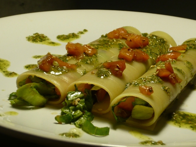 Canelons de salmó fumat amb pesto de julivert