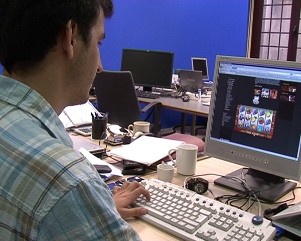 Imatge d´un usuari accedint a un casino on-line / Foto: ACN