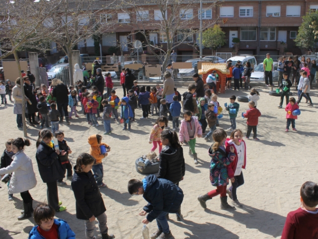 Pancartes penjades a la tanca de l'escola