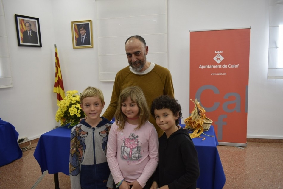 Pau, Ona i Guillem, amb l'alcalde Jordi Badia