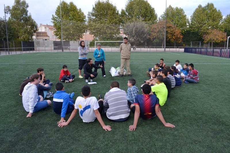 Els joves participants amb les monitors de l'activitat