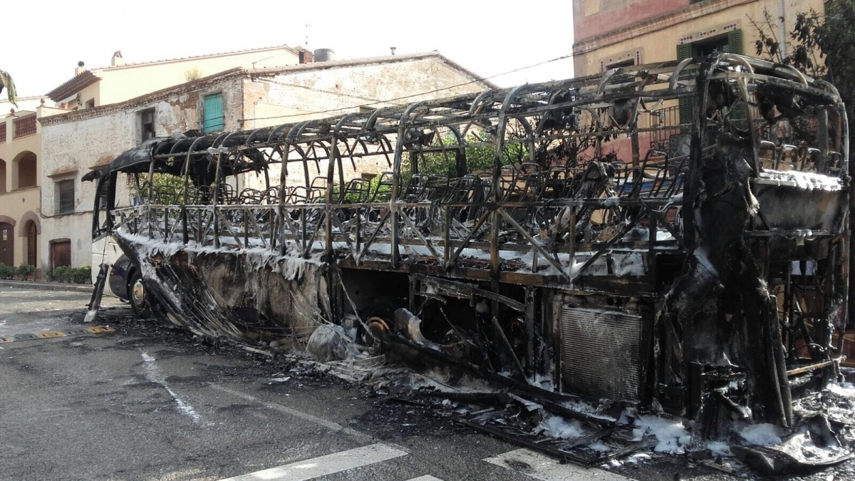 El bus cremat al bell mig del Bruc, el passat abril