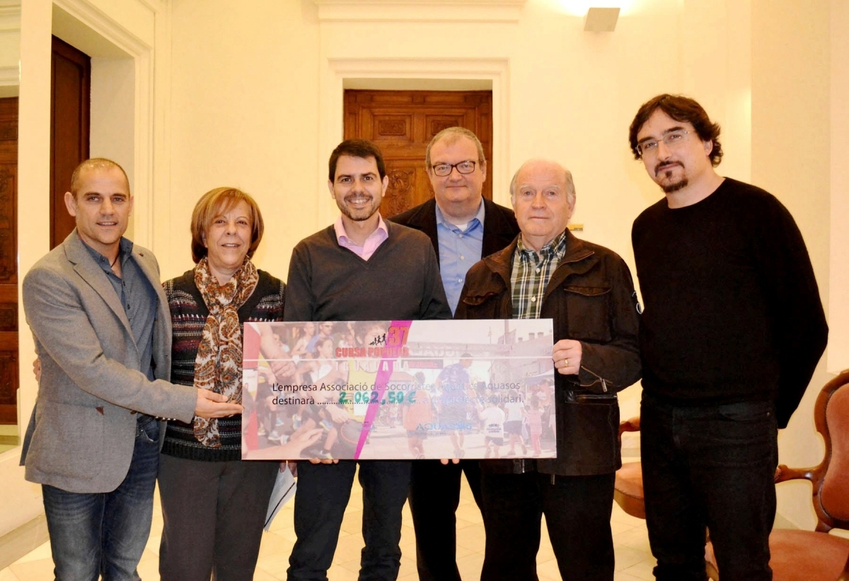 El lliurament del xec, amb representants d'Aquasos, l'alcalde, el regidor Capdevila i la Síndica