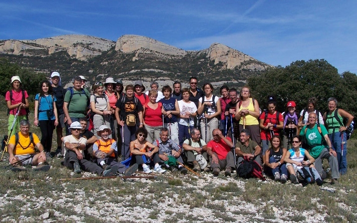 La colla amb el Montsec de fons / Foto: R. Espejo