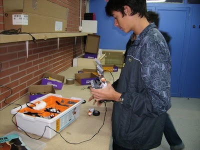 Els alumnes de l'Alexandre de Riquer durant el procés de creació del robot