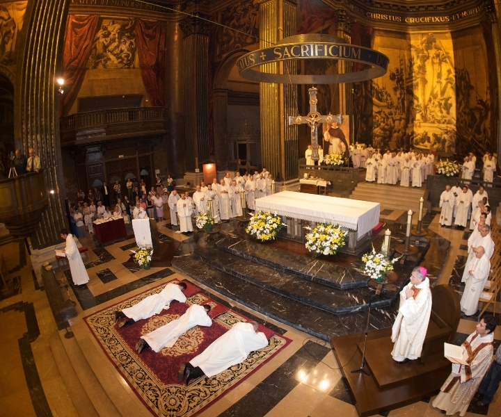 La cerimònia d'ordenació, amb gairebé un centenar de preveres - Foto: Prisma