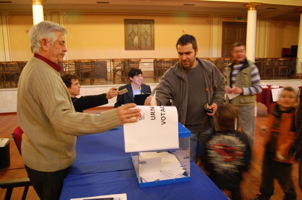 El Casal Català d'Hostalets acull una de les tres urnes instal·lades avui al poble