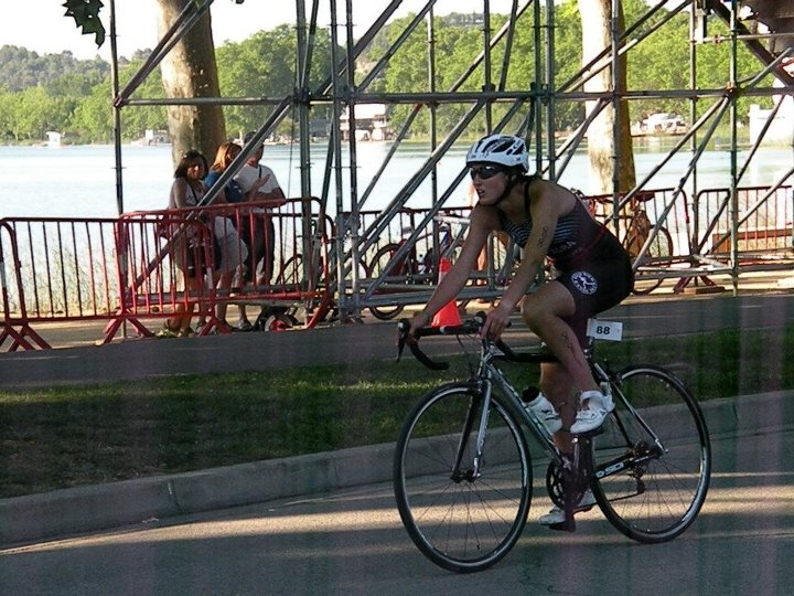 Marta Botsora durant el tram en bicicleta