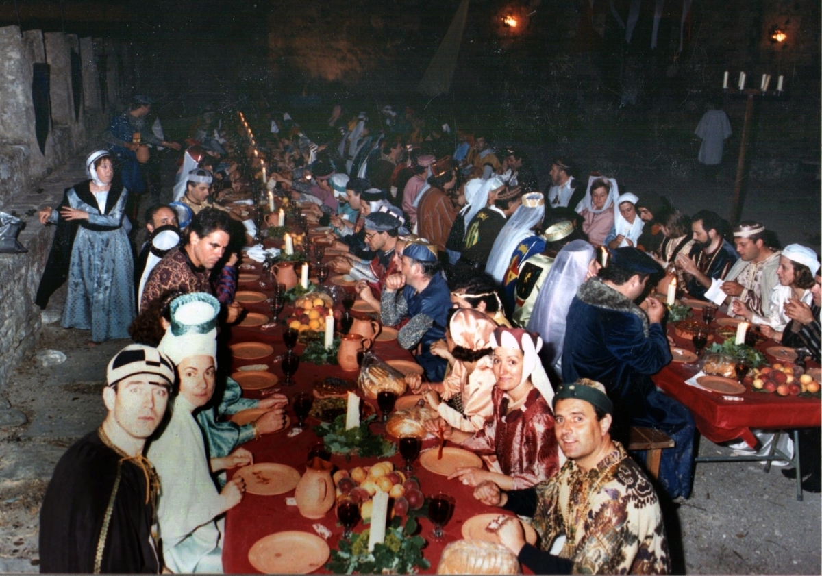 El sopar del mil·lenari del castell, el 1988, una de les fotos exposades