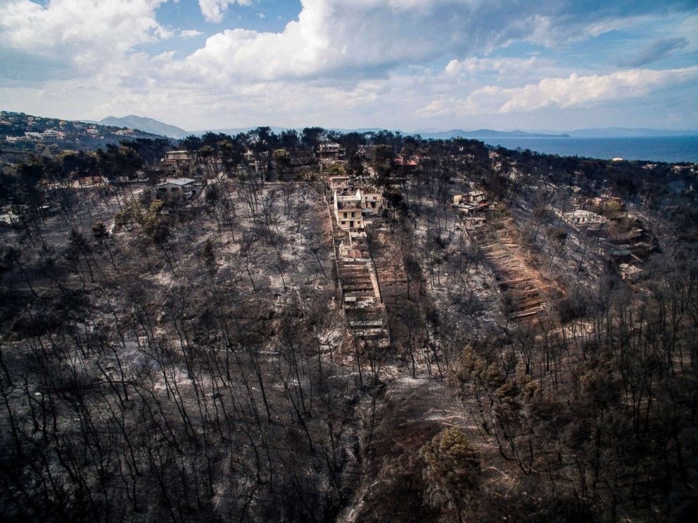 Una de les zones residencials cremades FOTO: Savas Karmaniola/Getty/AFP