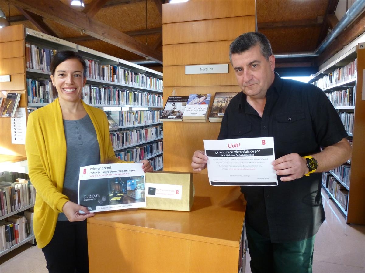 El guanyador, amb la directora de la Biblioteca, Montse Lobato