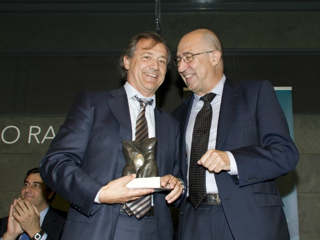 El gerent de l'hospital, Ferran Garcia Cardona, recollint el premi