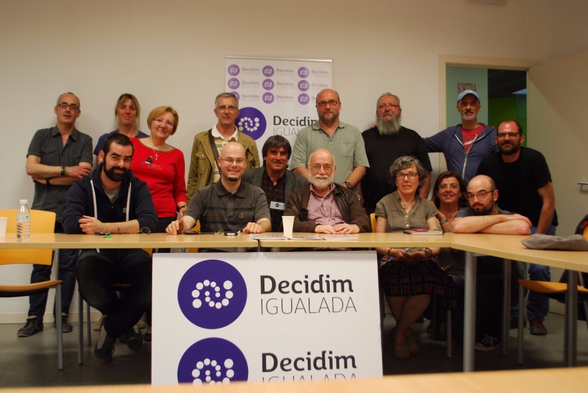 Arcadi Oliveras acompanyat dels membres que conformen la llista de Decidim Igualada