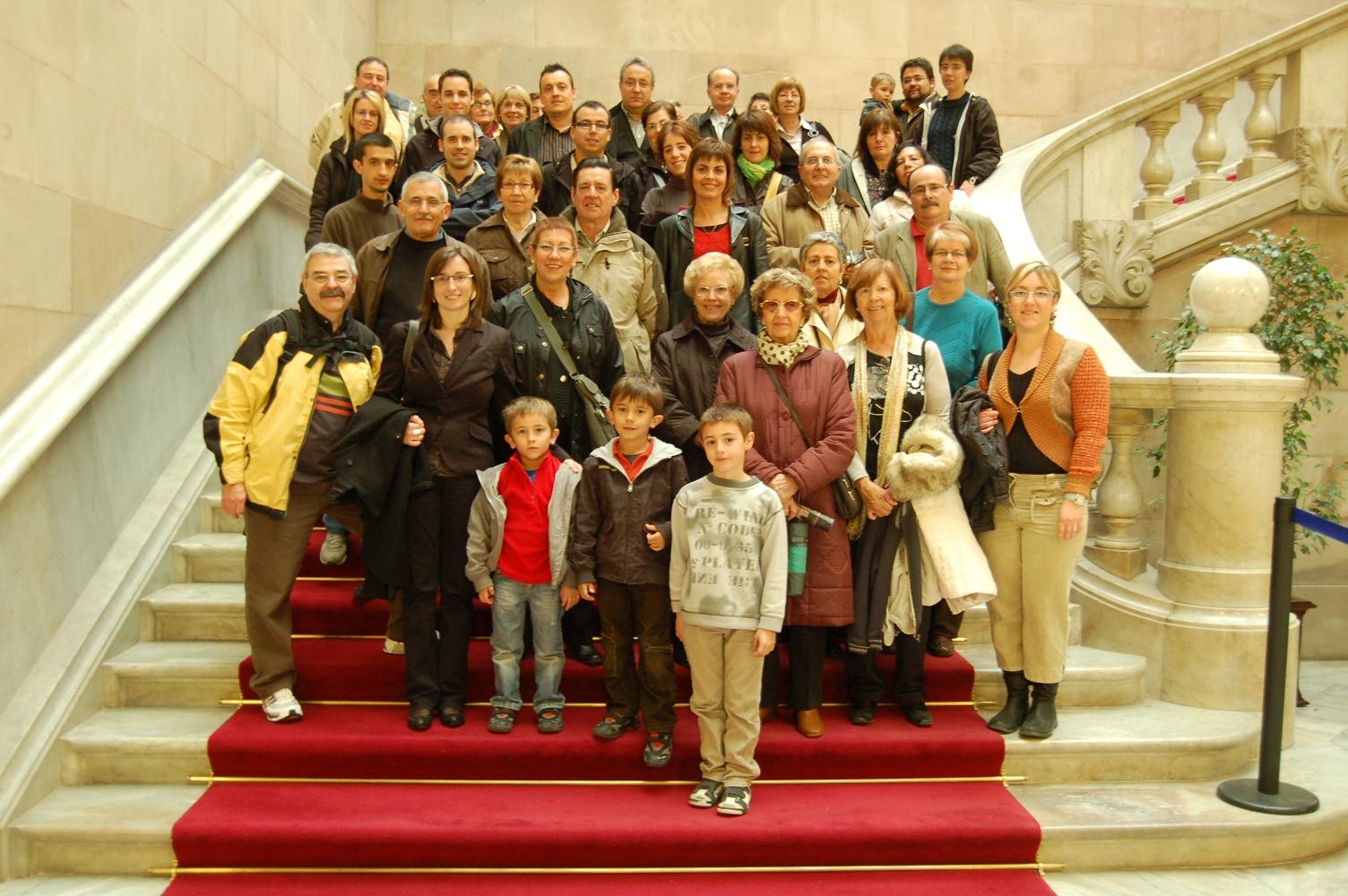 Foto de família a les escales del Parlament