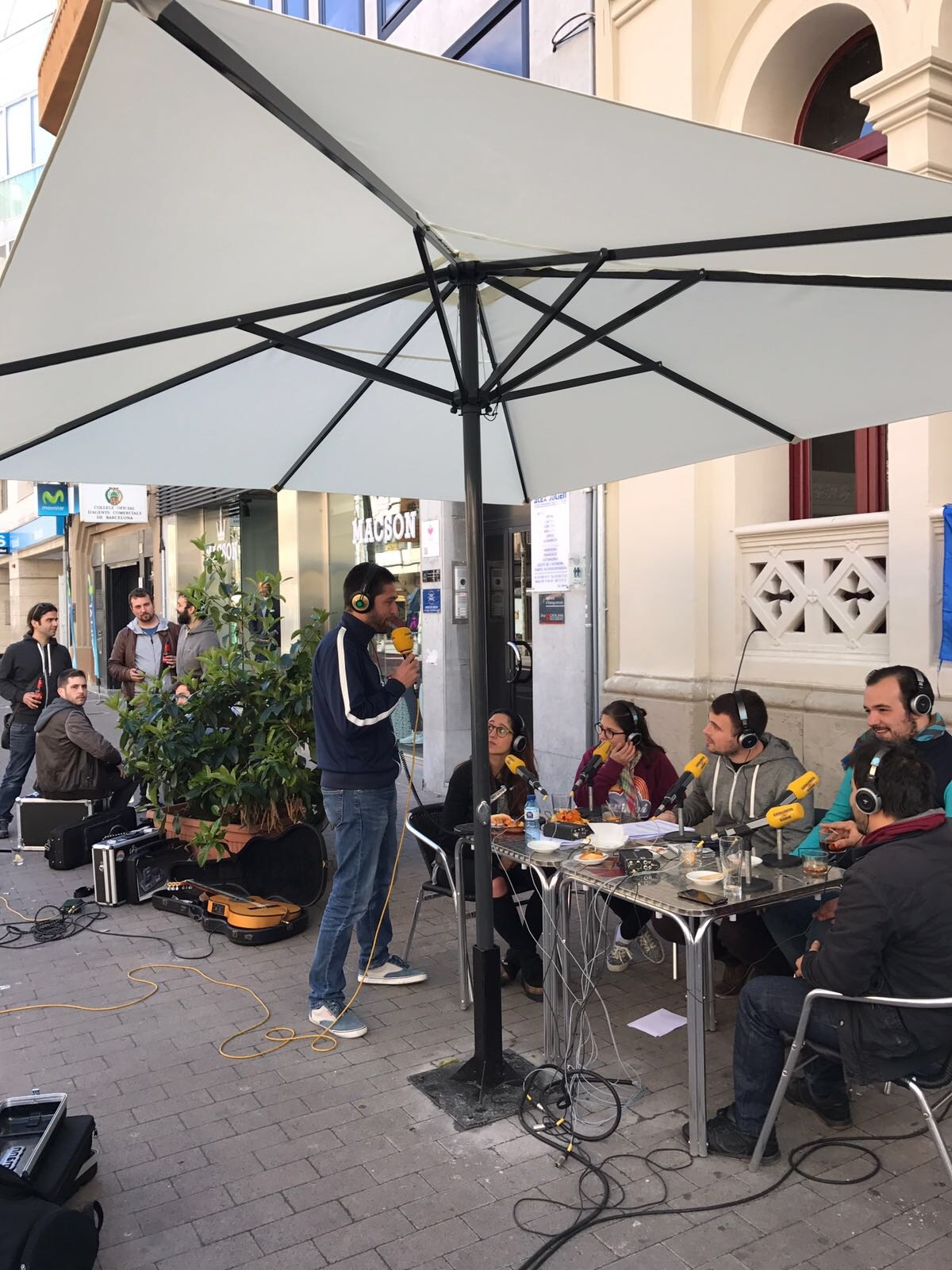 Els participants de la tert&uacute;lia, a la terrasseta de la Rambla