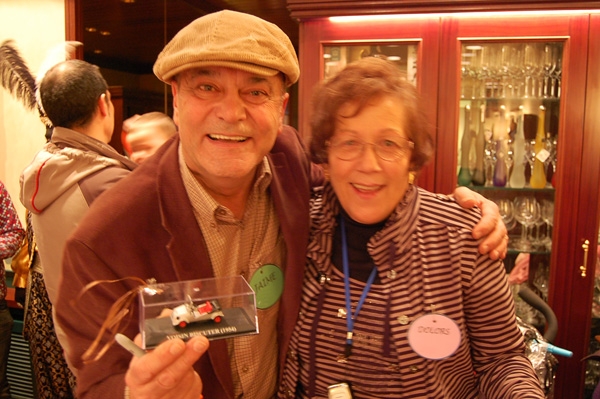 En Jaime Sendra, amb un bisctuer de regal, amb la Dolors Solà, la seva tieta