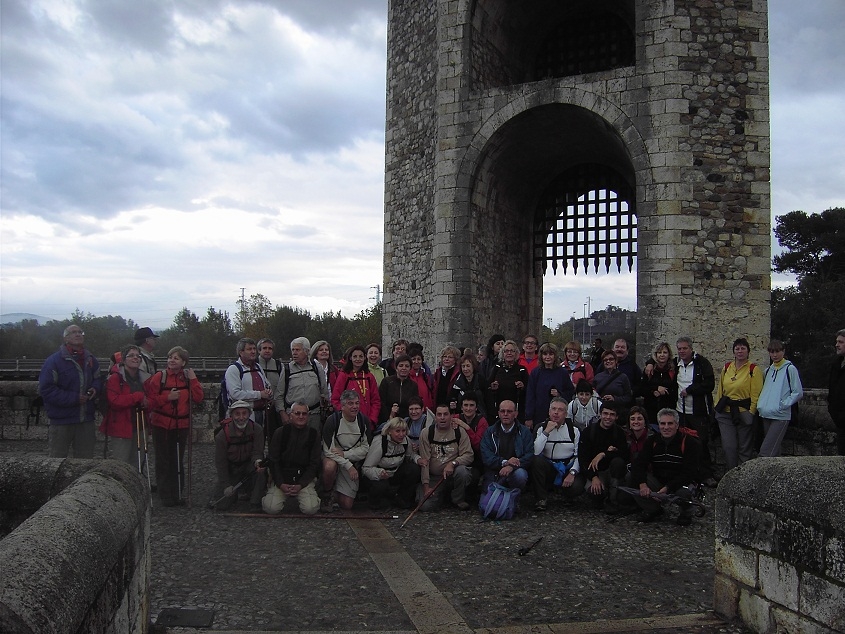 Tots els caminaires sobre el pont de Besalú