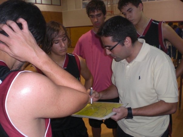 L'equip sots 21 amb l'entrenador, Jordi Marimon