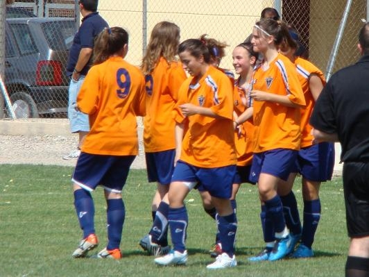 L'equip celebrant el primer gol