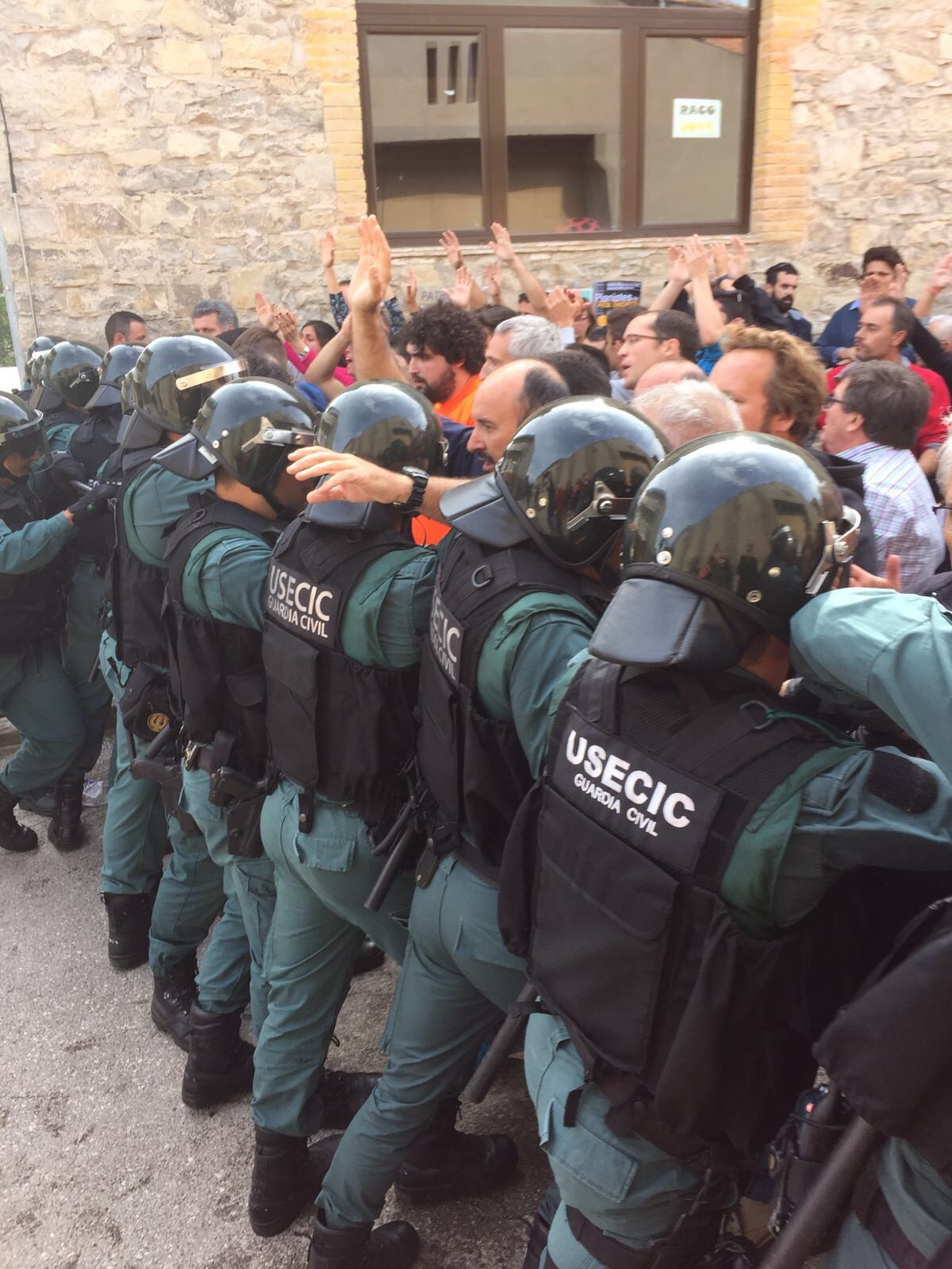 La cadena humana de sesgueiolencs per protegir el col·legi de l'embat del cos policial