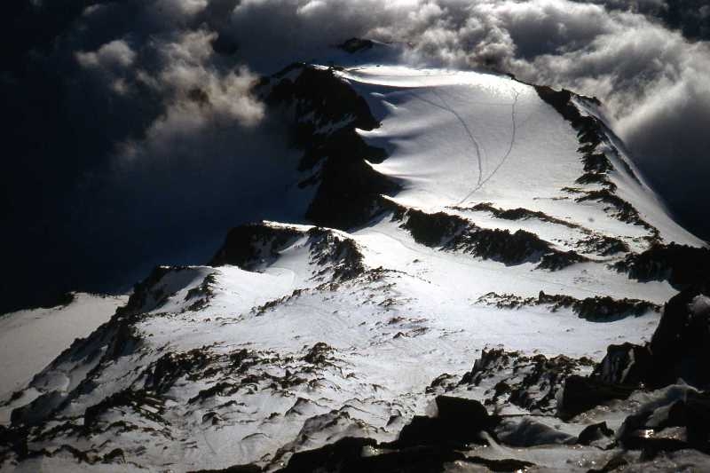 A la part superior de la imatge, creuada per les traces dels alpinistes, la modesta Glacera del Tête Rousse, des del  Refugi de l’Aiguille du Gouter a 3.817m.