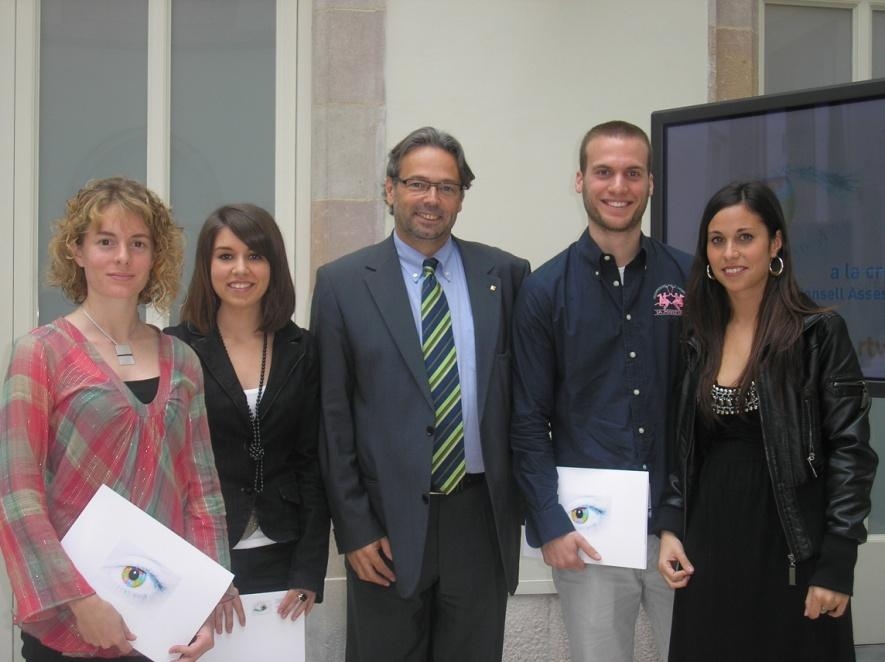 El grup finalista, entre els quals hi ha Toni Sallent i Maria Sayavera (primera per l’esquerra), amb el president Benach