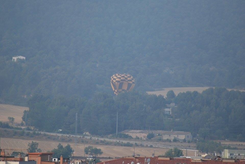 Un lector de l'AnoiaDiari va captar el globus en el moment de l'accident (Foto: Cels Codina)