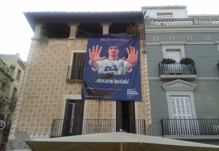 Cartell penjat a la plaça de l'Ajuntament