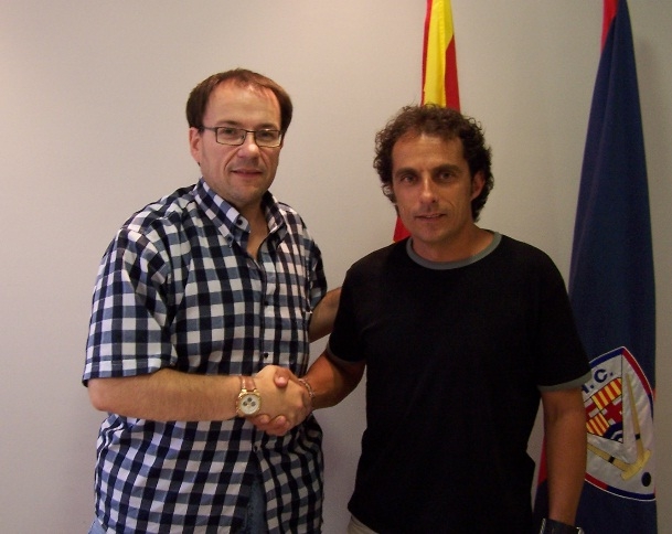 Encaixada de mans del president del club i el nou entrenador