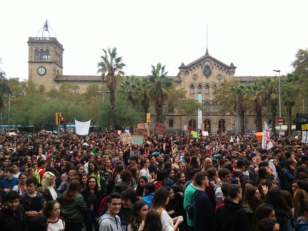 La manifestació a Barcelona dels estudiants contra la revàlida, aquest matí de dimecres