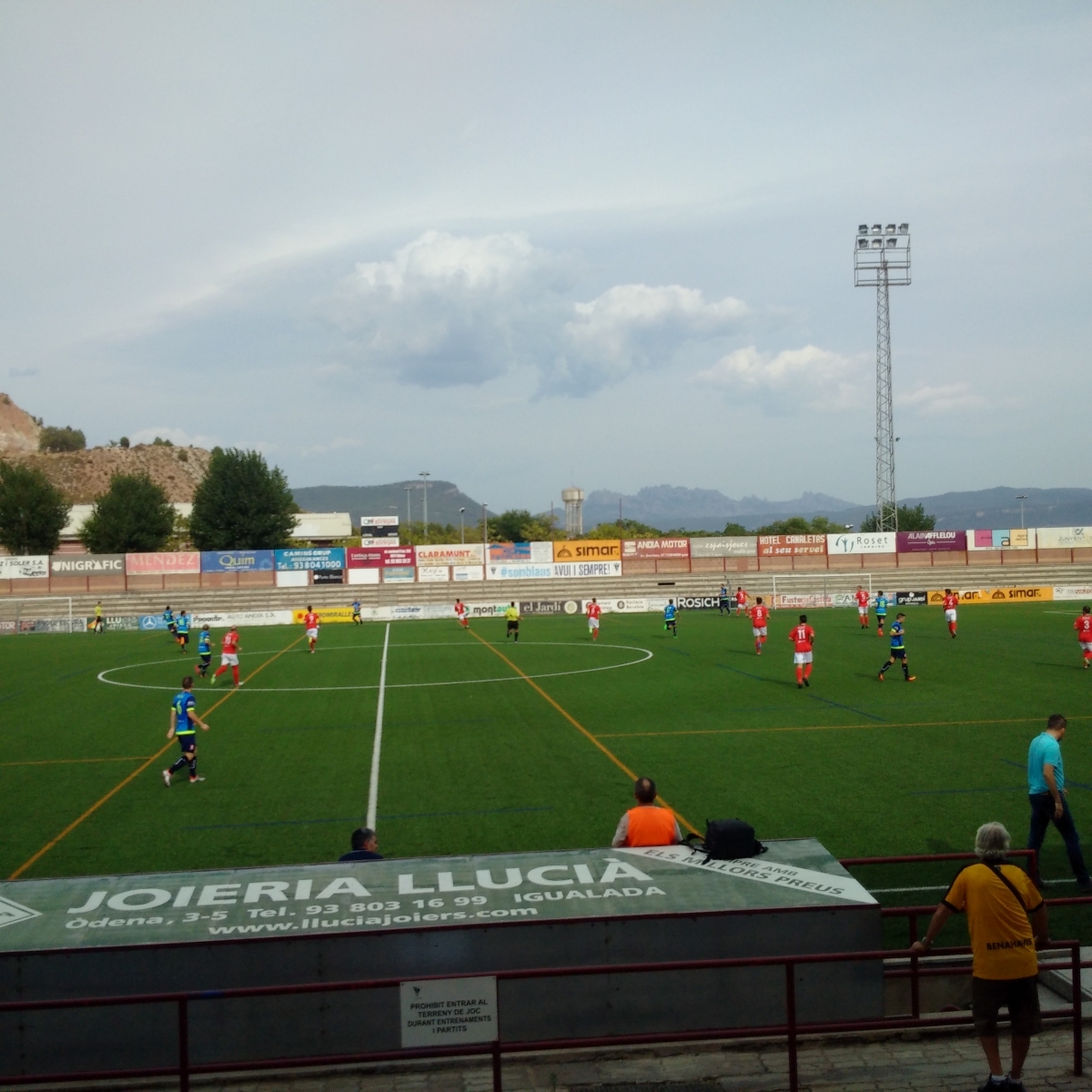 El partit va jugar-se a Les Comes, sota un sol de justícia