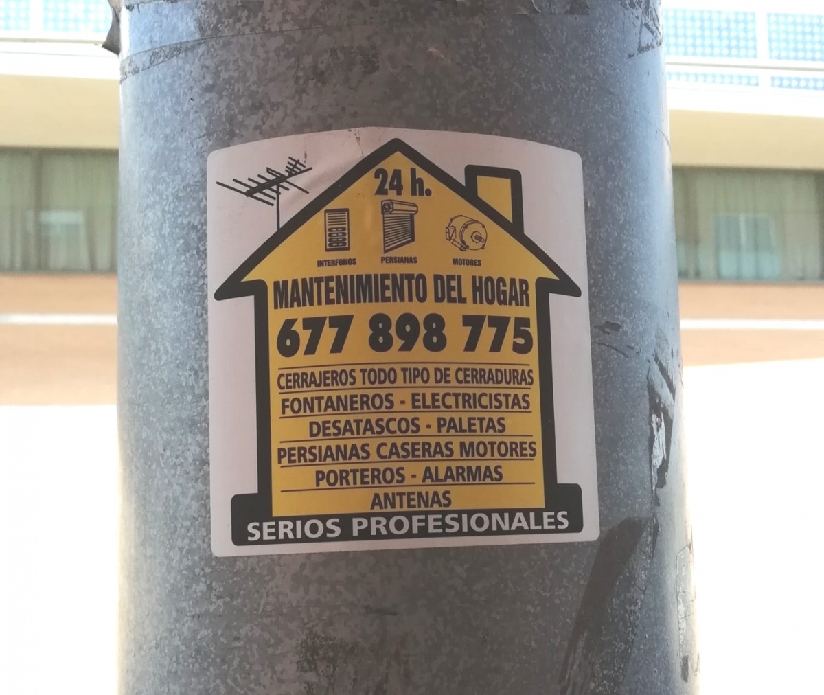 Un cartell a l'espai públic, no sancionat, un indici del greuge que veuen els deu de Vilanova