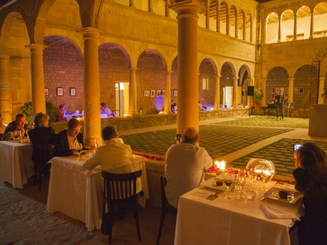 La primera de les nits al claustre