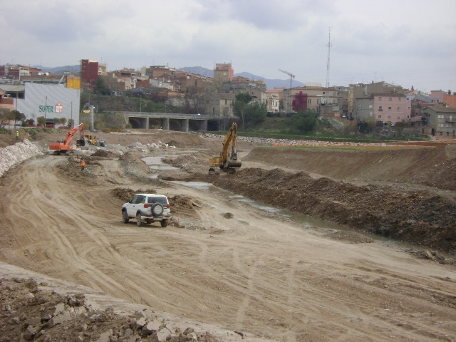 Els operaris treballant en l'eixamplament del riu