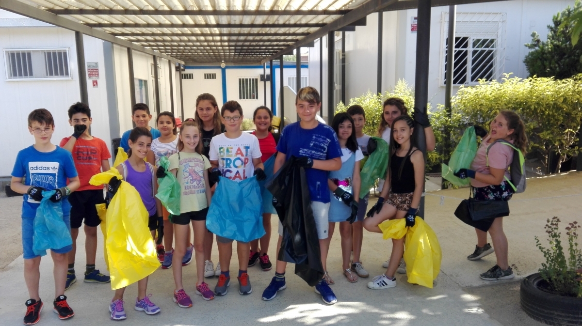 Els nens i nenes que han dut a terme el projecte, amb les bosses de reciclatge