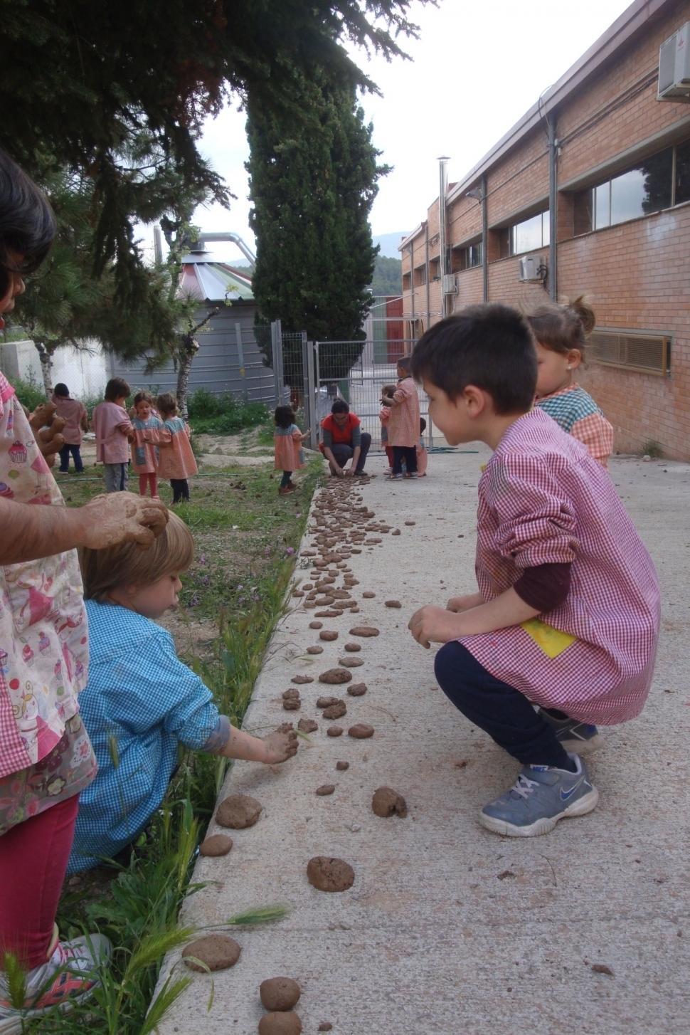 Els infants del CEIP Castell d'Òdena, durant l'elaboració de les boles Nendo Dango