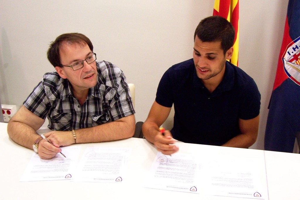 Oriol Vives signant el contracte amb Manel Burón